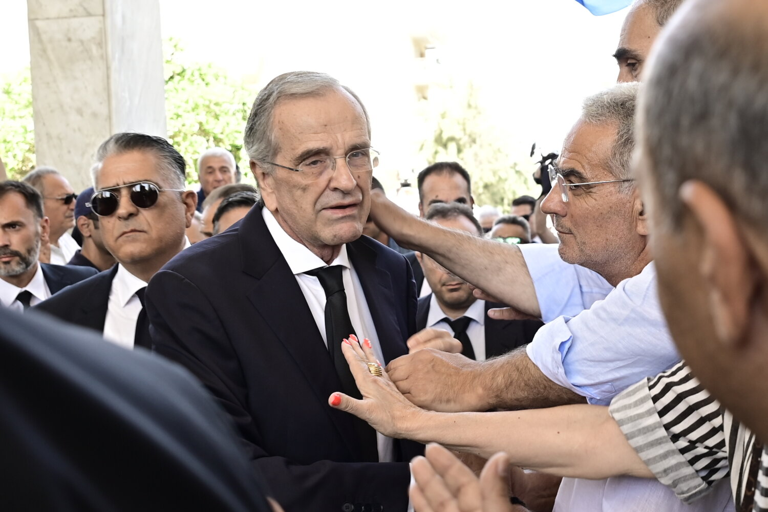 Κηδεία Λένας Σαμαρά: Πλήθος κόσμου στο τελευταίο «αντίο» της 34χρονης – Βουβός ο πόνος των αγαπημένων της (φωτ.)