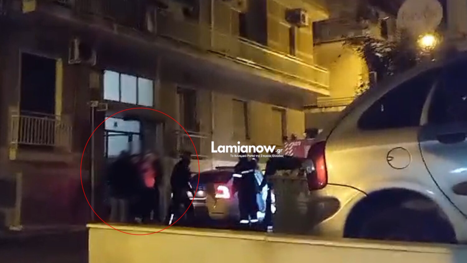 Λαμία: Προσήχθη ο άνδρας που απειλούσε ότι θα βάλει φωτιά ύστερα από επιχείρηση της ΕΛΑΣ