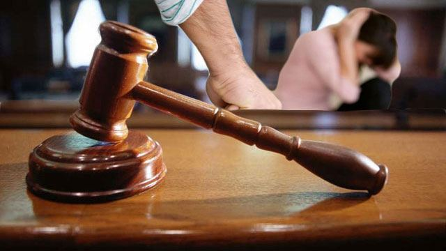 Ξυλοκόπησε τη σύζυγό του και αποπειράθηκε να την πνίξει