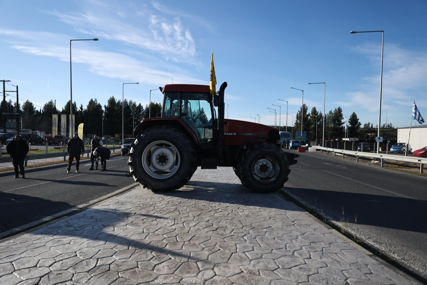 «Μπλόκο» αγροτών στο Imperial – Τι ζητούν ενόψει της έλευσης Μητσοτάκη