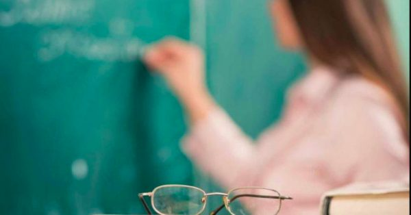 Χανιά: «Έφυγα ντροπιασμένη και κυνηγημένη» λέει η δασκάλα που οδηγήθηκε σε έξωση από το σπίτι της για να νοικιαστεί σε τουρίστες