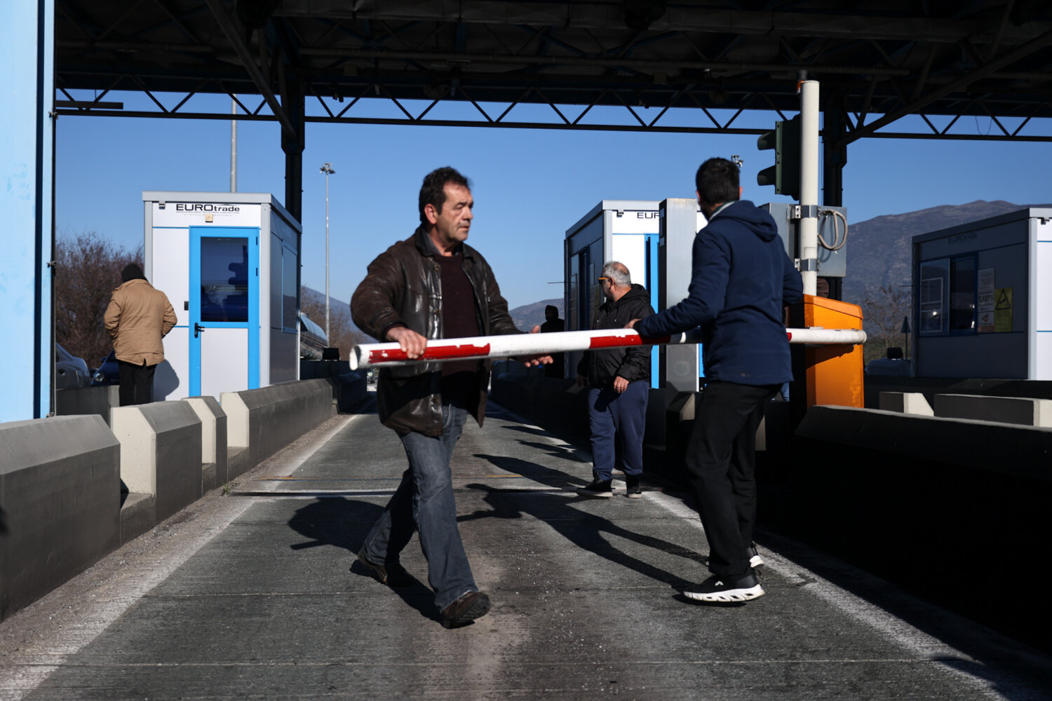 Αγροτικές κινητοποιήσεις: Δείτε εικόνες από τη δράση των αγροτών στα διόδια Μακρυχωρίου (φωτ.)