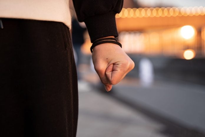 Βία ανηλίκων – 17χρονος «έριξε» γροθιά σε 16χρονο και συνελήφθη