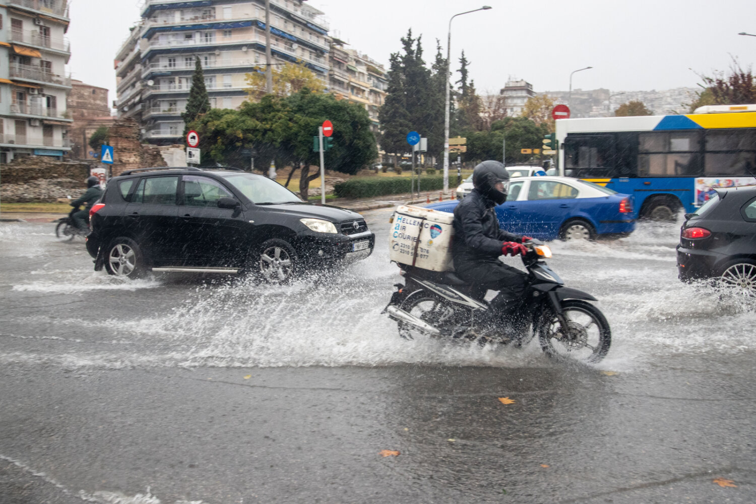 Κακοκαιρία: Υποχρεωτική παύση υπαίθριων εργασιών και τηλεργασία – Δείτε σε ποιές περιοχές