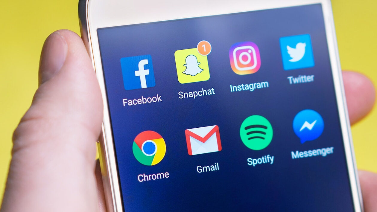 Social media: Κολλημένοι στις οθόνες οι έφηβοι ακόμη και εννέα ώρες την ημέρα