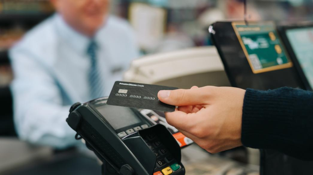 Ποιοι κινδυνεύουν με επιπλέον φόρο έως και 22% λόγω ηλεκτρονικών αποδείξεων