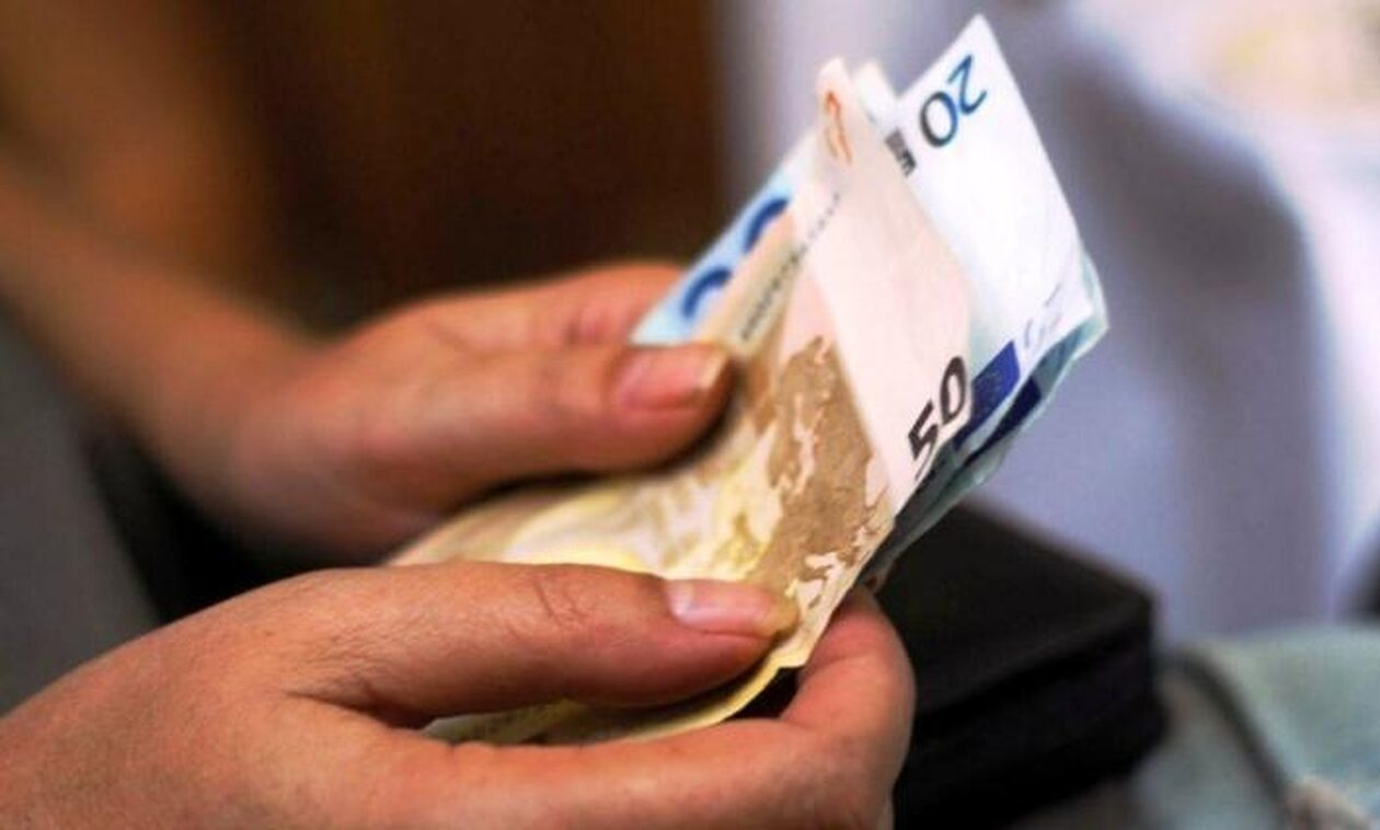 Κατώτατος μισθός: Οι αυξημένες αποδοχές σε δημόσιο και ιδιωτικό τομέα το 2025 – Ποια άλλα επιδόματα αυξάνονται