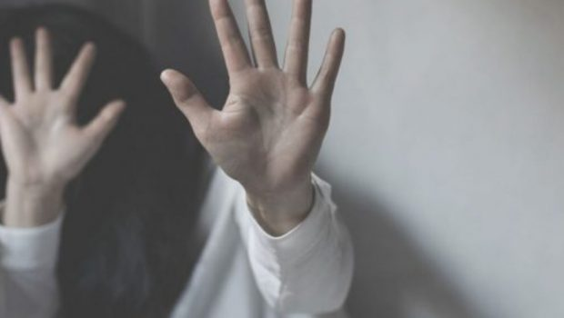 Έμφυλη βία: Γιατί 27 από τις 50 κακοποιημένες γυναίκες επέστρεψαν στην βίαιη σχέση