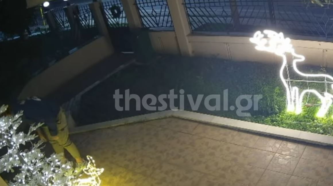 Θεσσαλονίκη: Κλέφτης αρπάζει χριστουγεννιάτικα στολίδια από αυλές σπιτιών