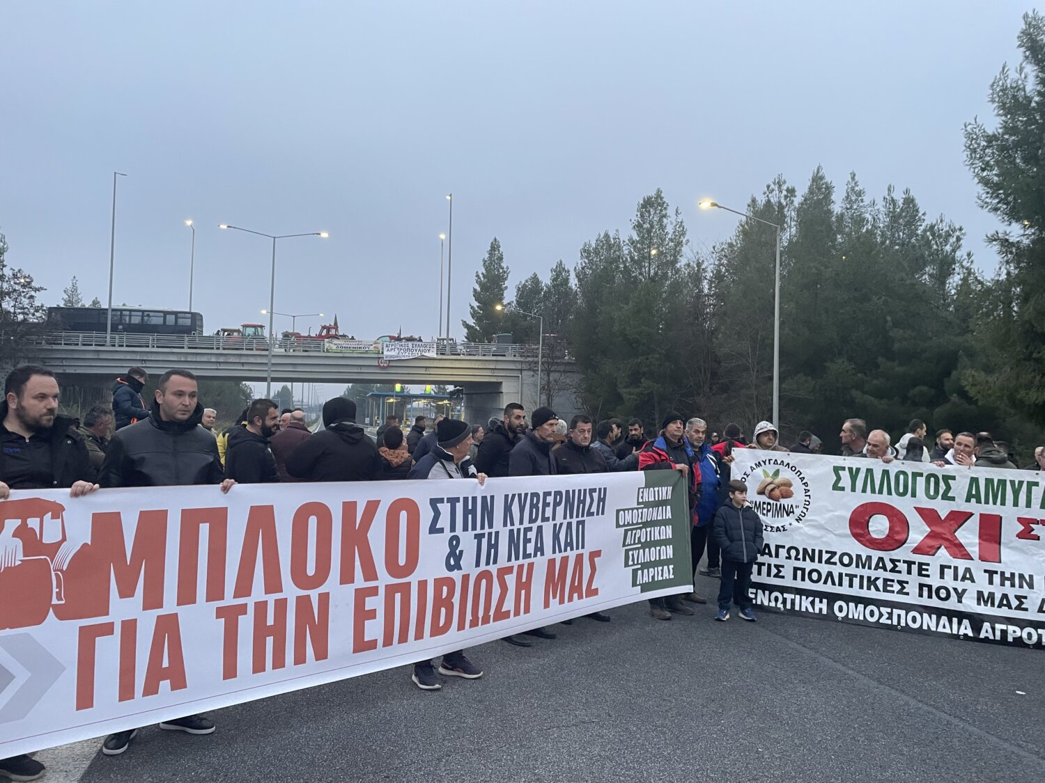 Λάρισα: Απέκλεισαν την Εθνική οδό οι αγρότες του μπλόκου της Γυρτώνης (φωτ. & βίντεο)