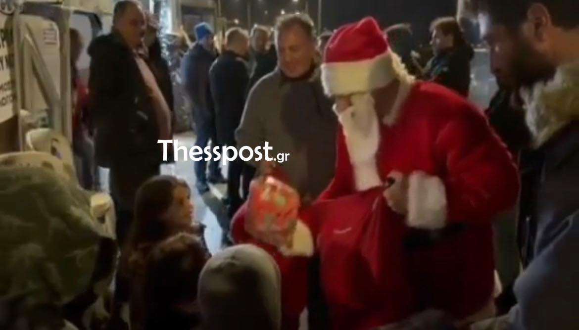 «Άγιος Βασίλης» μοίρασε δώρα και χαρά στο μπλόκο της Νίκαιας