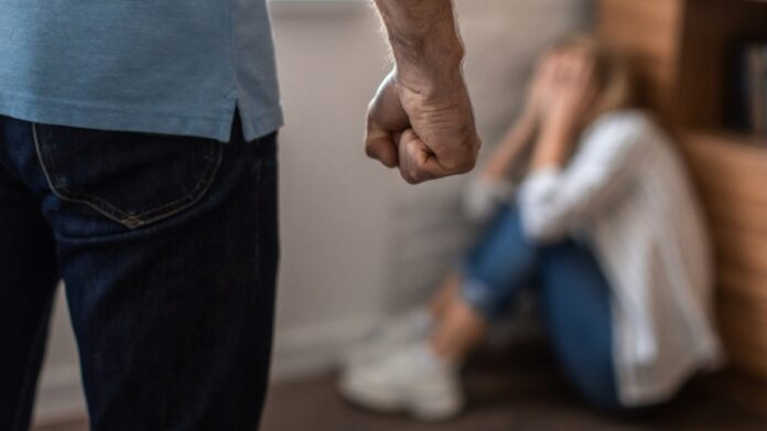 Εύβοια: 22χρονος ξυλοκόπησε και έστειλε στο νοσοκομείο την 37χρονη σύντροφό του