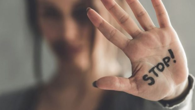 Φρικιαστική μαρτυρία θύματος ενδοοικογενειακής βίας: «Μου έσπασε τη μύτη με την τσάντα του παιδιού»