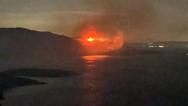 Σάμος: Σε εξέλιξη η φωτιά στο ακρωτήριο Πράσο – Ολοκληρώθηκε επιχείρηση διάσωσης μεταναστών