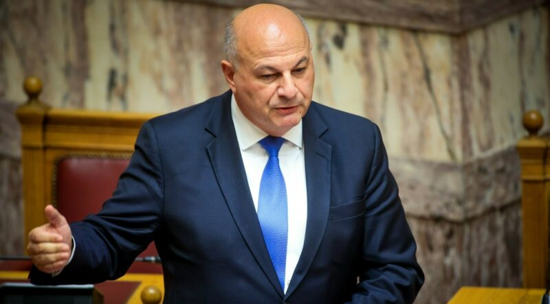 Κώστας Τσιάρας: «Καμία χώρα που επέλεξε τον εμβολιασμό δεν εξάλειψε την ευλογιά» – Απάντηση στις αιτιάσεις της αντιπολίτευσης