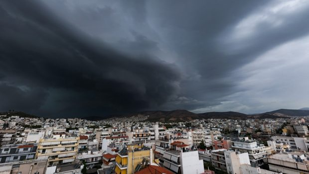 Κακοκαιρία Cassandra: Σκοτείνιασε ο ουρανός της Αττικής – «Καμπανάκι» για καταιγίδες σε δυτικά και βόρεια
