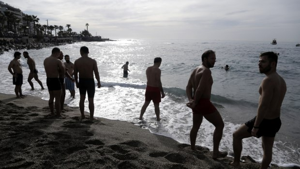 Οι χειμερινοί κολυμβητές της Αττικής δεν κοιτούν ημερολόγιο και θερμόμετρο