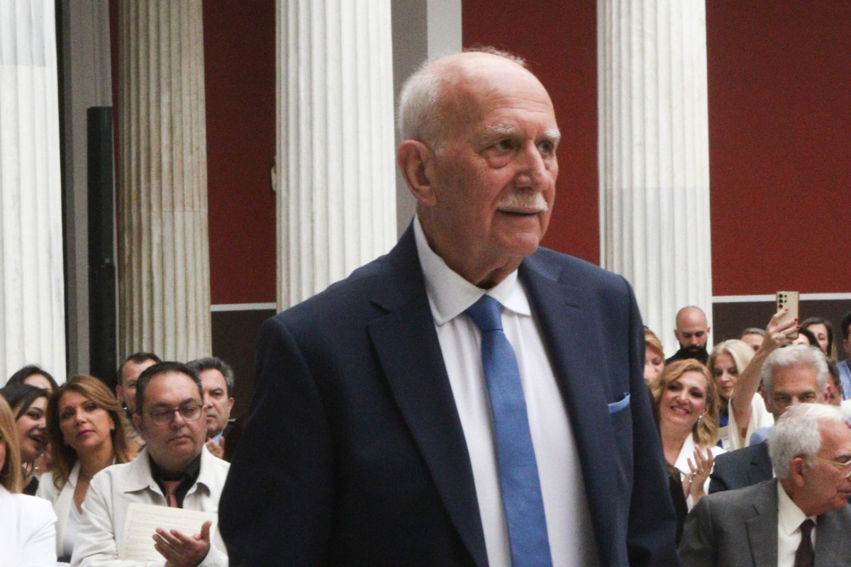 Δεν πήγε καλά αυτό: Αντιδράσεις προκάλεσε η AI διαφήμιση που δείχνει τον Γιώργο Παπαδάκη να κερνάει καφέ από τον Παράδεισο