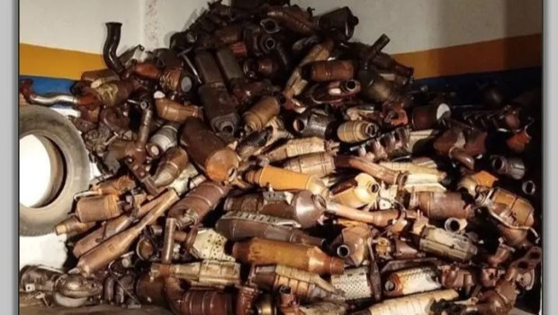 Αστυνομική επιχείρηση στον Τύρναβο με 10 συλλήψεις – Έκρυβε 338 καταλύτες στο υπόγειο του σπιτιού του