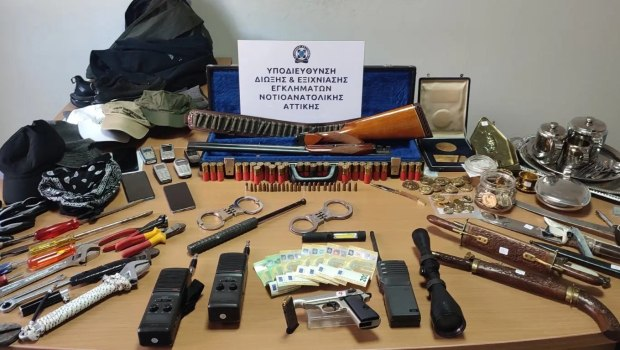 Συνελήφθησαν δύο διαρρήκτες που είχαν αρπάξει 242.000 ευρώ και 20 χρυσές λίρες από οικία στη Γλυφάδα