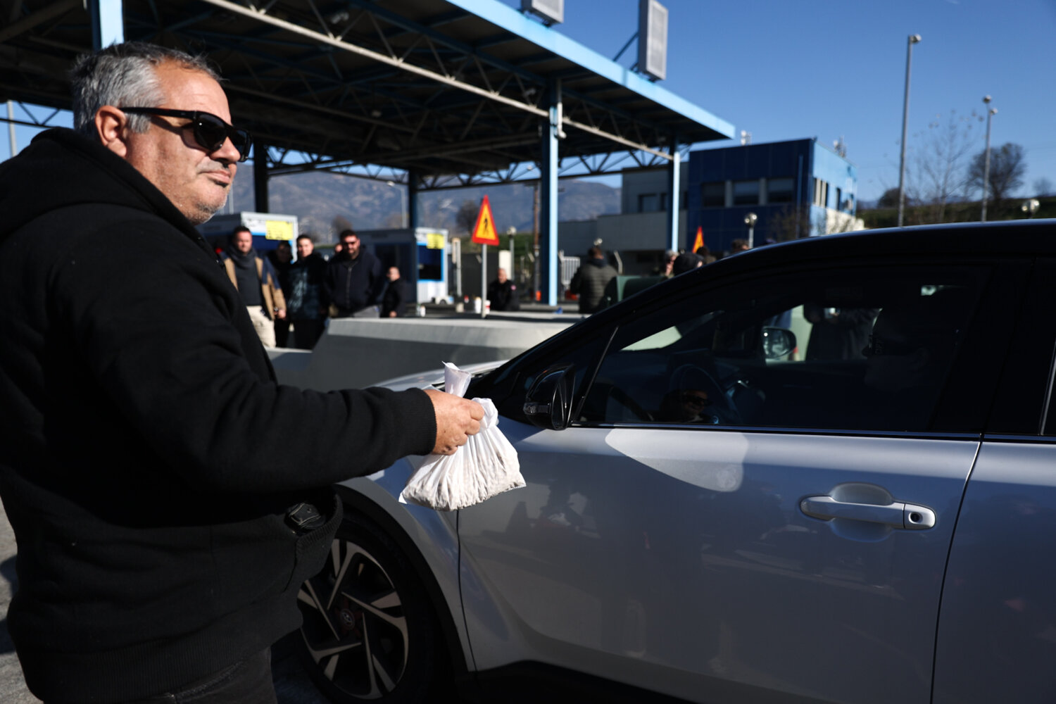 Αγροτικές κινητοποιήσεις: Άνοιξαν τα διόδια Μακρυχωρίου και μοίρασαν προϊόντα – «Υπάρχει ενότητα και συνεχίζουμε τον αγώνα μας» (φωτ. & βίντεο)