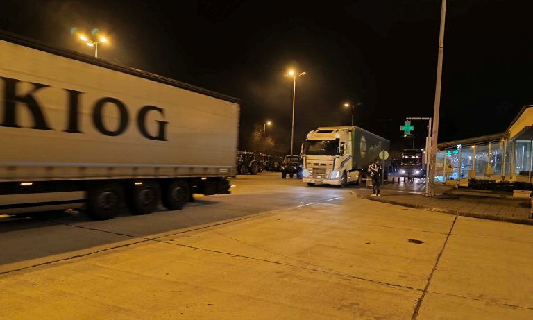 Σέρρες: Κλιμακώνουν τον αγώνα τους οι αγρότες Κλειστό το Τελωνείο Προμαχώνα για φορτηγά επ’ αόριστον