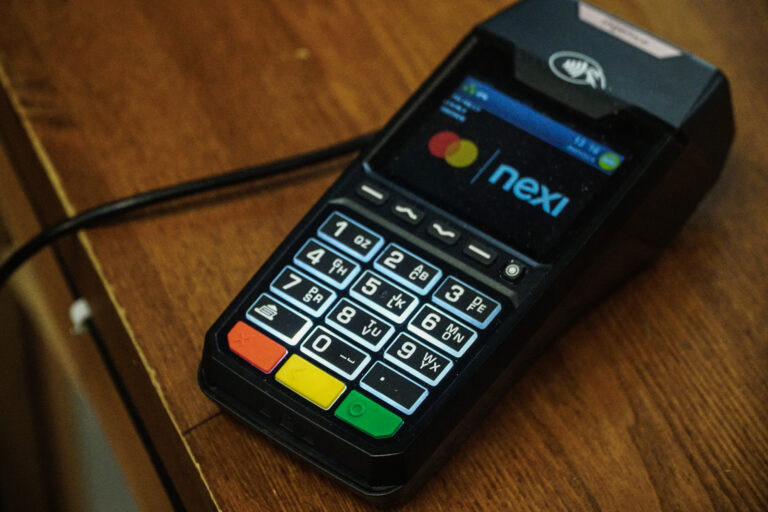 POS: Τι ισχύει αν περάσει δεύτερη φορά η κάρτα σας – Τι να προσέξετε