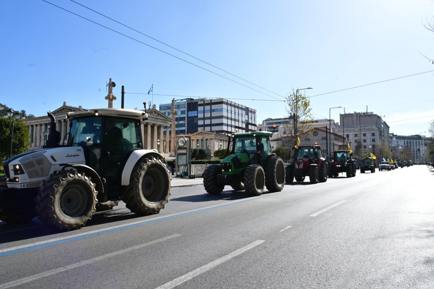 Αποχώρησαν τα τρακτέρ από το Σύνταγμα