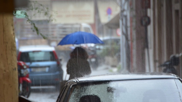 Καιρός: Ποιες περιοχές θα πάρει η «μπάλα κρύου αέρα» – Πού «χτυπούν» βροχές, καταιγίδες και κεραυνοί