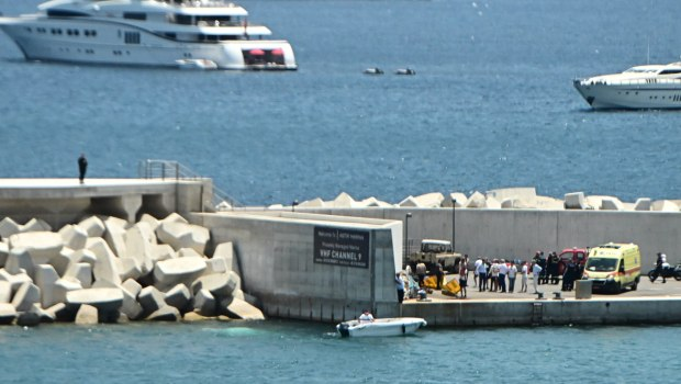 Βουλιαγμένη: Τα ενδεχόμενα που εξετάζονται για την πτώση του ελικοπτέρου – Έγκυος η μια από τους επιβαίνοντες