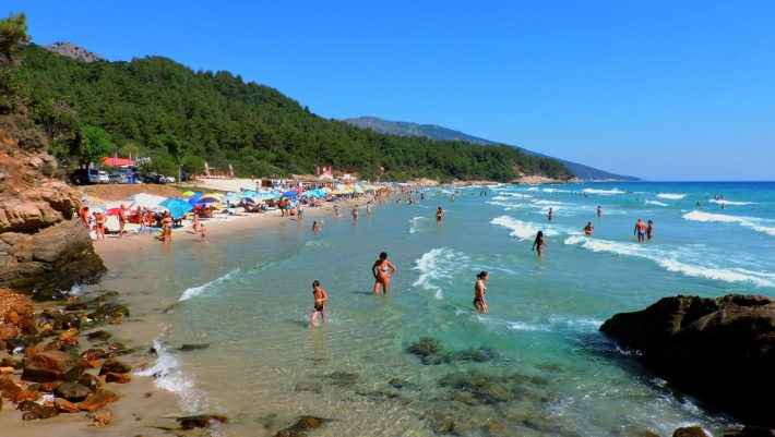 Οι μισοί Έλληνες δηλώνουν ότι δεν θα κάνουν καλοκαιρινές διακοπές