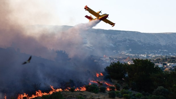 Φωτιά στη Μαγνησία – Επιχειρούν και εναέρια μέσα