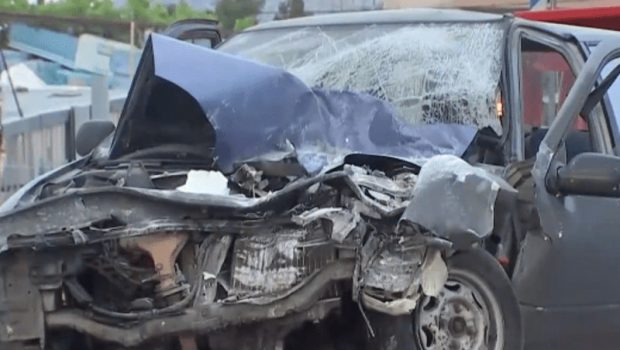 Σοβαρό τροχαίο στις Αχαρνές – Αυτοκίνητο «καρφώθηκε» σε τοίχο ψητοπωλείου