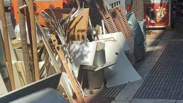 Θεσσαλονίκη: Πλήρωσε ακριβά την ανακαίνιση – 500 ευρώ πρόστιμο για τα ογκώδη σκουπίδια στην άκρη του δρόμου