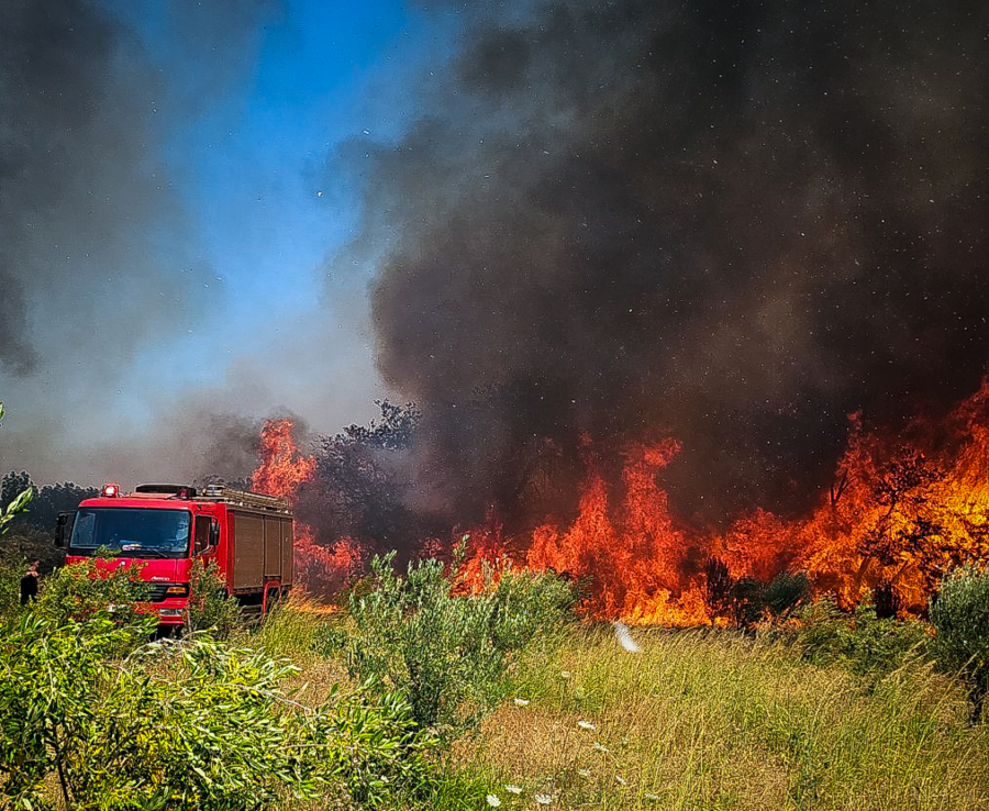 Υπό έλεγχο η φωτιά στη Ρόδο – Συνεχίζονται οι ρίψεις από τα εναέρια μέσα