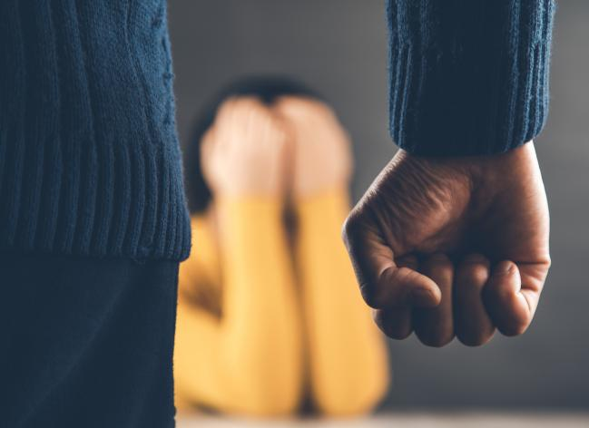 Θεσσαλονίκη: Ξυλοκόπησε την αδελφή του επειδή μιλούσε δυνατά με τον υδραυλικό και τον ξύπνησε