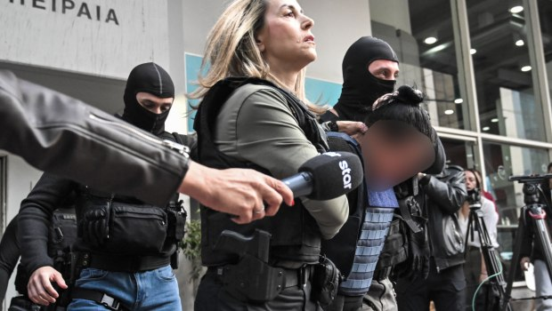 Σαλαμίνα: Τα κενά μνήμης, οι «περίεργες» ερωτήσεις πριν το φονικό και τα βίντεο που πρόδωσαν την 46χρονη