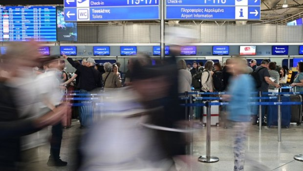 Συνελήφθη 40χρονη στο «Ελ. Βενιζέλος» με 900 πακέτα λαθραία τσιγάρα