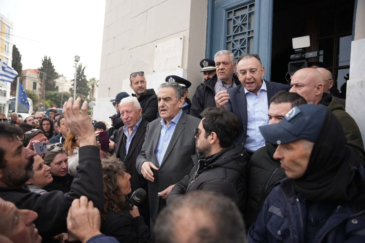 Μυτιλήνη: Ένταση παρουσία Κέλλα – Σε δίωρη «πολιορκία» από οργισμένους κτηνοτρόφους