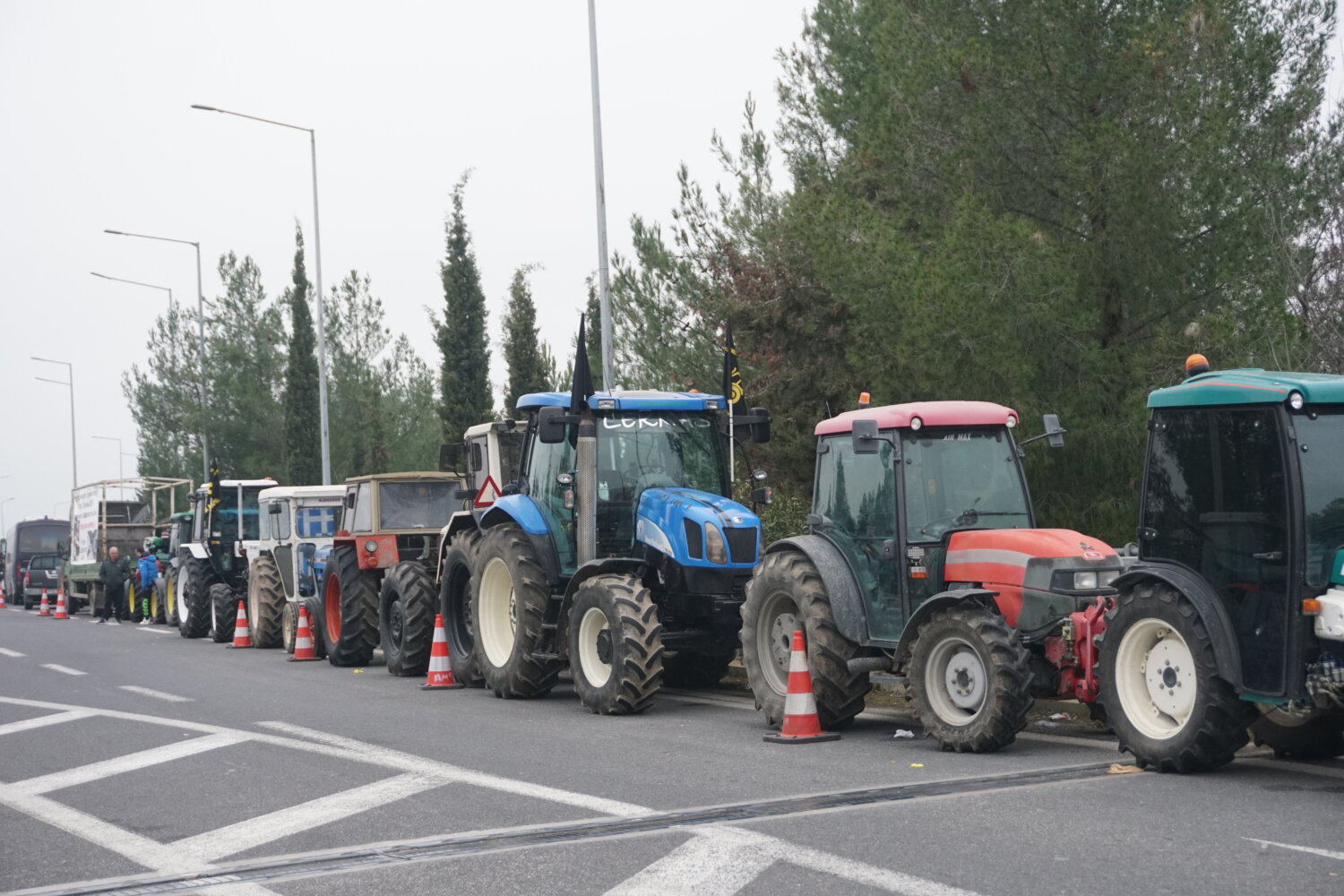 «Μάχη» για τη γη και το μέλλον τους… Τέσσερις αγρότες που βρίσκονται στα μπλόκα μιλούν στη larissanet