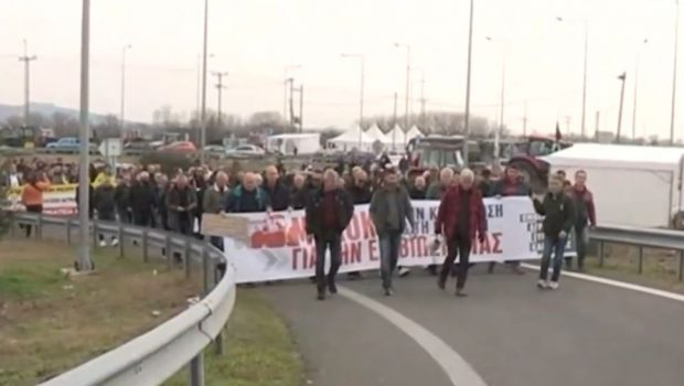 Συνεχίζουν τις κινητοποιήσεις οι αγρότες με μπλόκα και αποκλεισμούς δρόμων