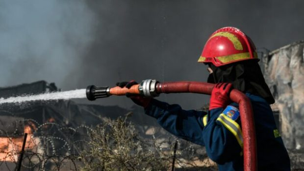 Φωτιά τώρα στην Αριάδα Αιτωλοακαρνανίας – Στη μάχη 5 εναέρια