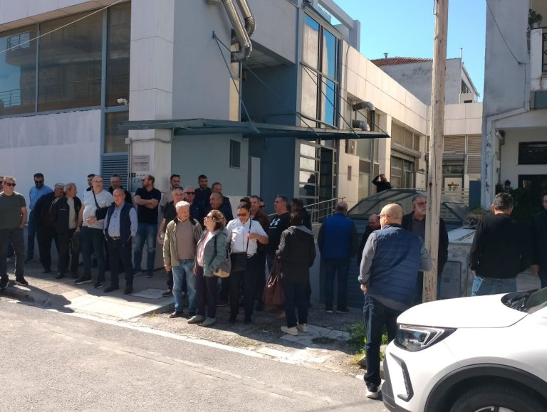 Λάρισα: Διαμαρτυρία αγροτών στον ΕΛΓΑ για καθυστερήσεις στις αποζημιώσεις