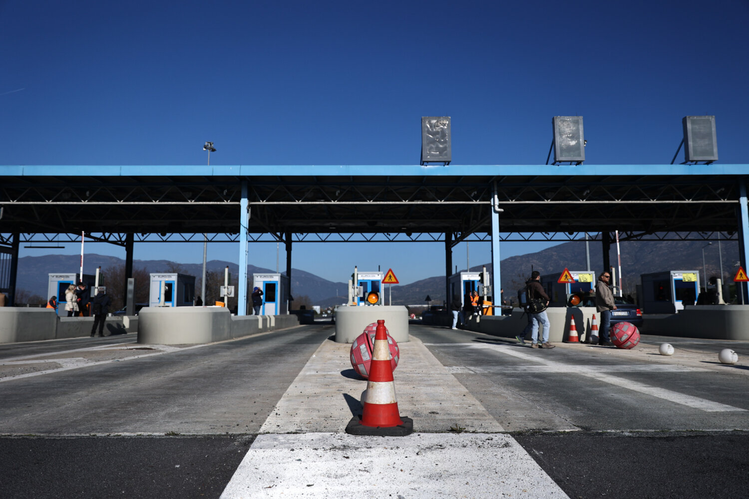 Απάντηση αγροτών μετά τις κυβερνητικές εξαγγελίες της Τετάρτης – Σήμερα ανοίγουν οι μπάρες στα διόδια Μακρυχωρίου – Πού ισχύουν κυκλοφοριακές ρυθμίσεις