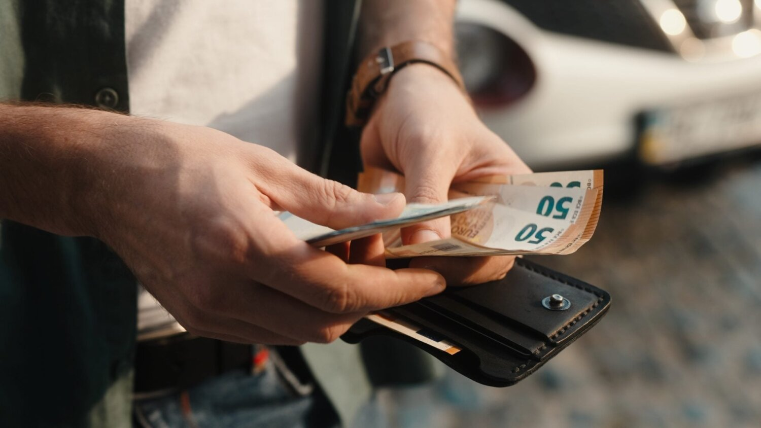 Ακρίβεια: Ο μισθός τελειώνει νωρίς, οι ανάγκες όμως δεν περιμένουν… Τα χρήματα δεν φτάνουν μέχρι το τέλος του μήνα