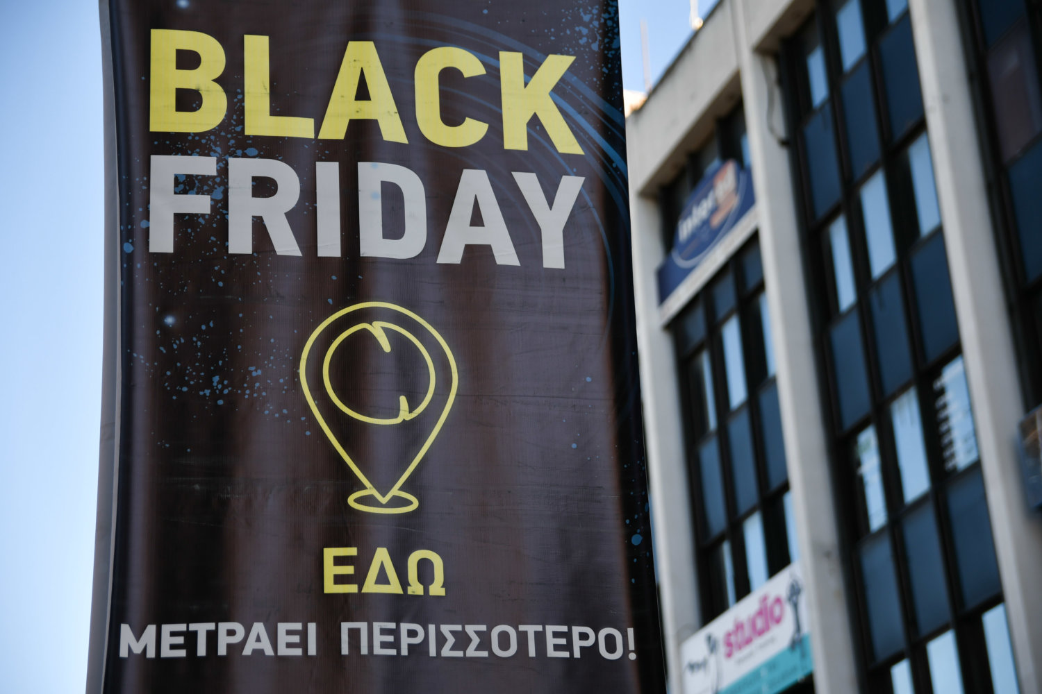 Λάρισα: Όλα έτοιμα στα καταστήματα για την «Black Friday» – Δείτε εικόνες