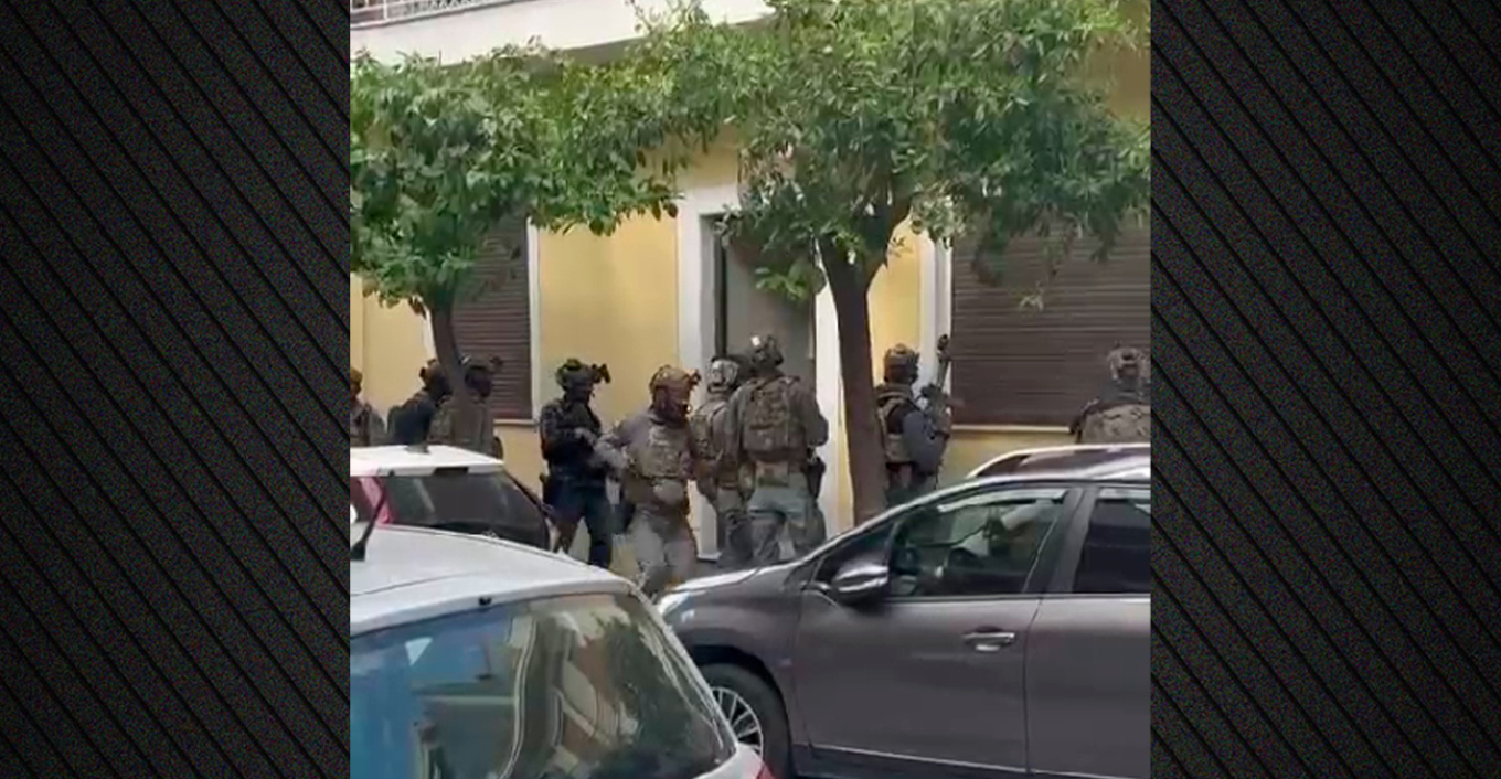 Η στιγμή της επιχείρησης του λιμενικού την ώρα της πώλησης 1,1 κιλών κοκαΐνης αξίας €5.000 στα Σεπόλια