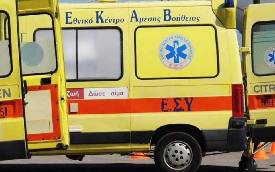 Σοβαρό τροχαίο στην Πάτρα: Μηχανή «καρφώθηκε» σε δέντρο – Στο νοσοκομείο η 30χρονη οδηγός
