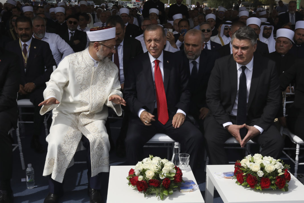 Ερντογάν: Ζητά ισλαμική δράση για τη μειονότητα στη Θράκη – Η απάντηση της Αθήνας