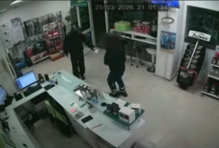 Παραδόθηκε συνοδεία ιερέα ο ληστής σε πρατήριο βενζίνης – Εξομολογήθηκε και επέστρεψε τα 695 ευρώ